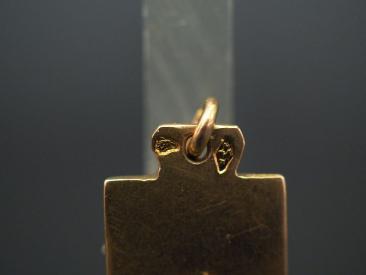 Ensemble comprenant :  - un pendentif en forme de croix en or jaune, s