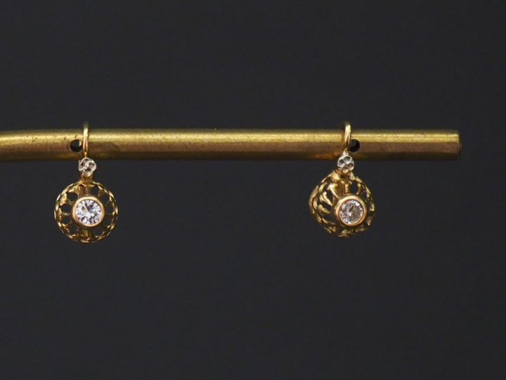 Paire de perce-oreilles en or jaune, sertis d'un petit diamant de 0,06