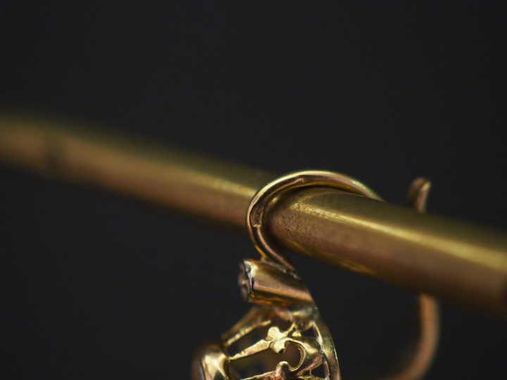 Paire de perce-oreilles en or jaune, sertis d'un petit diamant de 0,06