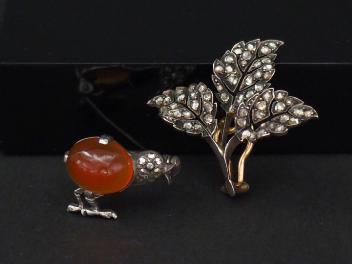 Clip de revers en or jaune et argent, en forme de branchage serti de p