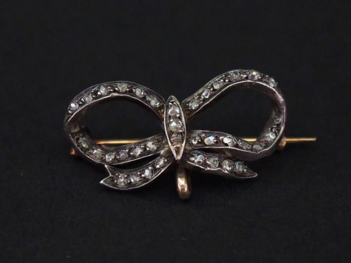 Broche/pendentif de style Louis XVI en or jaune et argent, en forme de