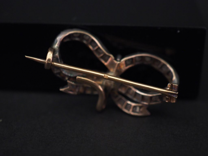 Broche/pendentif de style Louis XVI en or jaune et argent, en forme de