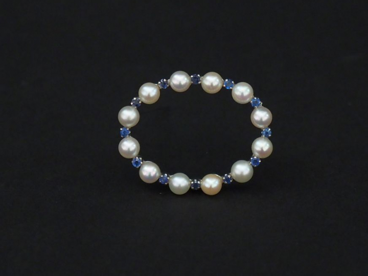 Broche ovale en or blanc, sertie de pierres bleues et perles blanches 