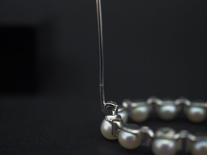 Broche ovale en or blanc, sertie de pierres bleues et perles blanches 