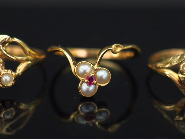 Ensemble comprenant :  - 	une bague en or jaune, à décor d’une fleur s