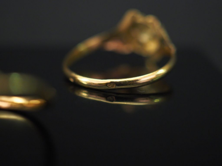 Ensemble comprenant :  - 	une bague en or jaune, à décor d’une fleur s