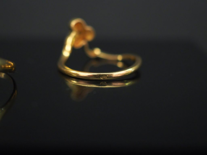 Ensemble comprenant :  - 	une bague en or jaune, à décor d’une fleur s