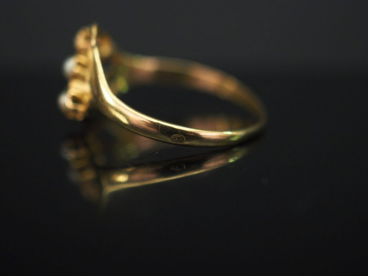 Ensemble comprenant :  - 	une bague en or jaune, à décor d’une fleur s