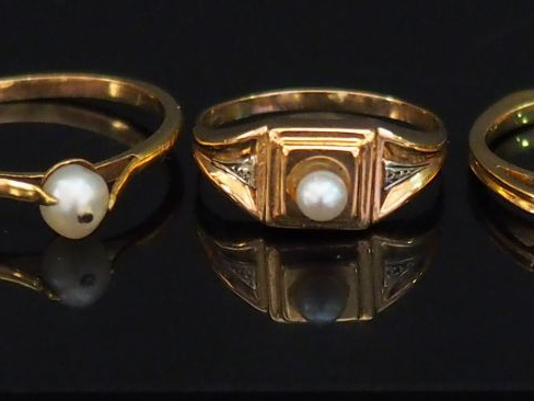 Ensemble comprenant :  - 	une bague de style 1940 en or jaune, sertie 