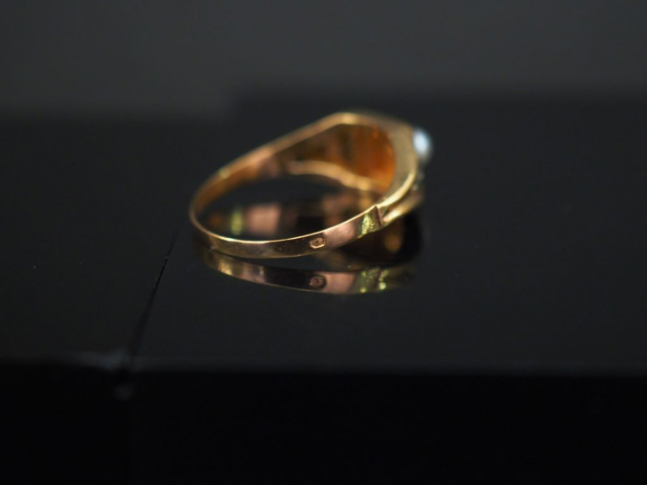 Ensemble comprenant :  - 	une bague de style 1940 en or jaune, sertie 