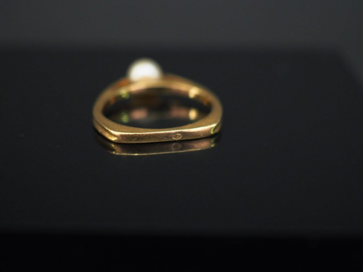 Ensemble comprenant :  - 	une bague de style 1940 en or jaune, sertie 