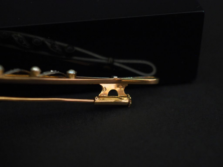 Broche barrette en or jaune, à décor en son centre d’un motif stylés e