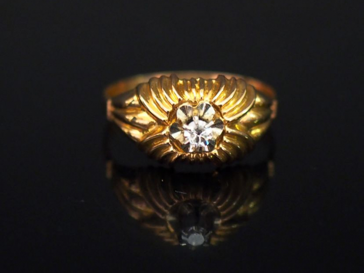 Bague en or jaune, sertie en son centre d'un petit diamant taille anci