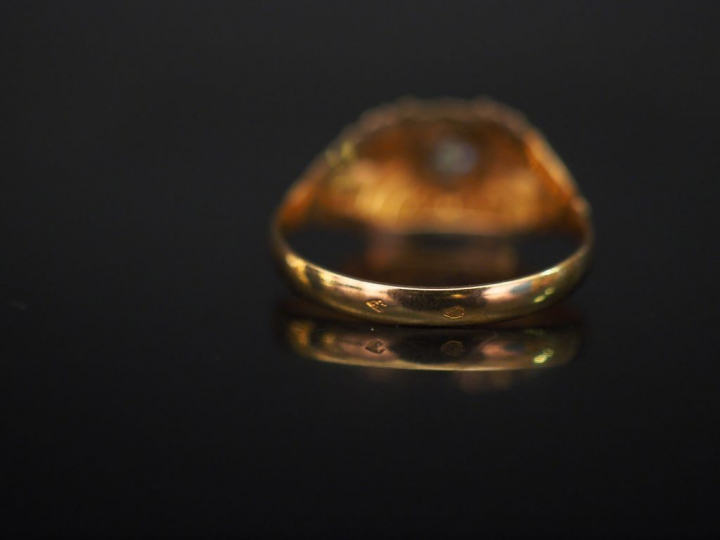 Bague en or jaune, sertie en son centre d'un petit diamant taille anci