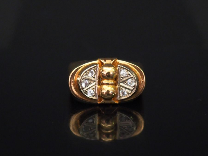Bague tank en or jaune, sertie de six pierres à l'imitation du diamant