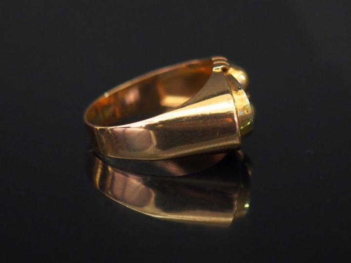 Bague tank en or jaune, sertie de six pierres à l'imitation du diamant