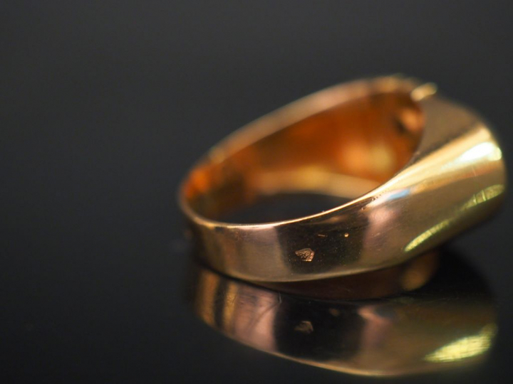 Bague tank en or jaune, sertie de six pierres à l'imitation du diamant