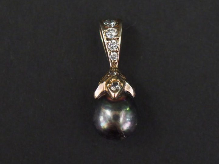 Pendentif en forme de gland, serti d’une perle grise et de petits diam