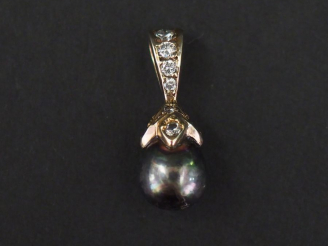 Vente aux enchères Pendentif en forme de gland, serti d’une perle grise et de petits diam