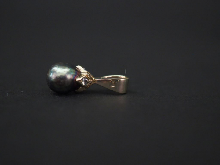 Pendentif en forme de gland, serti d’une perle grise et de petits diam