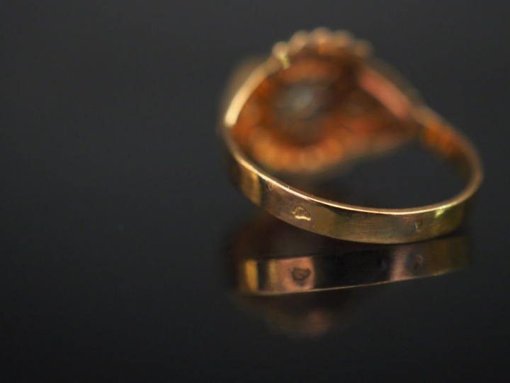 Petite bague en or jaune, à décor ajouré et sertie en son centre d'un 