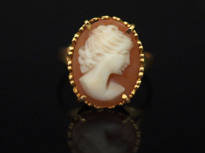 Bague en or jaune, sertie en son centre d'un camée figurant une jeune 