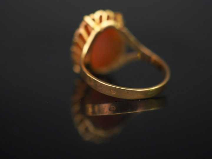 Bague en or jaune, sertie en son centre d'un camée figurant une jeune 