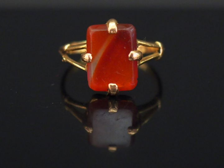 Bague en or jaune, sertie d’une pierre dure. TDD. 53 Poids tel. 2,38 g