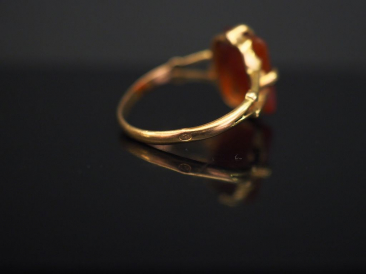 Bague en or jaune, sertie d’une pierre dure. TDD. 53 Poids tel. 2,38 g