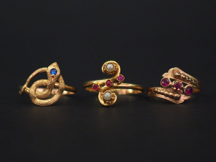 Ensemble comprenant :  -	 une bague en or jaune, à décor d’une serpent