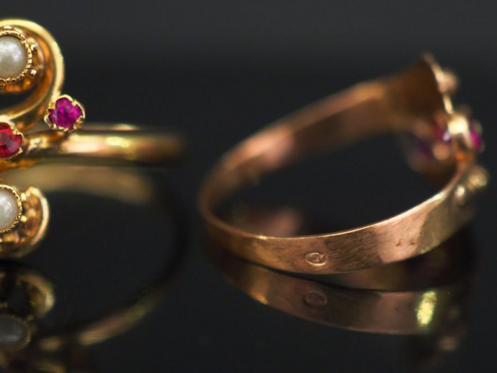 Ensemble comprenant :  -	 une bague en or jaune, à décor d’une serpent