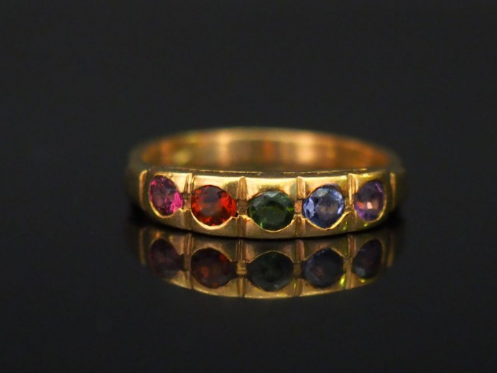Bague jonc en or jaune, sertie de cinq pierres de couleur. TDD. 54 Poi