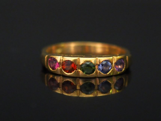 Vente aux enchères Bague jonc en or jaune, sertie de cinq pierres de couleur. TDD. 54 Poi