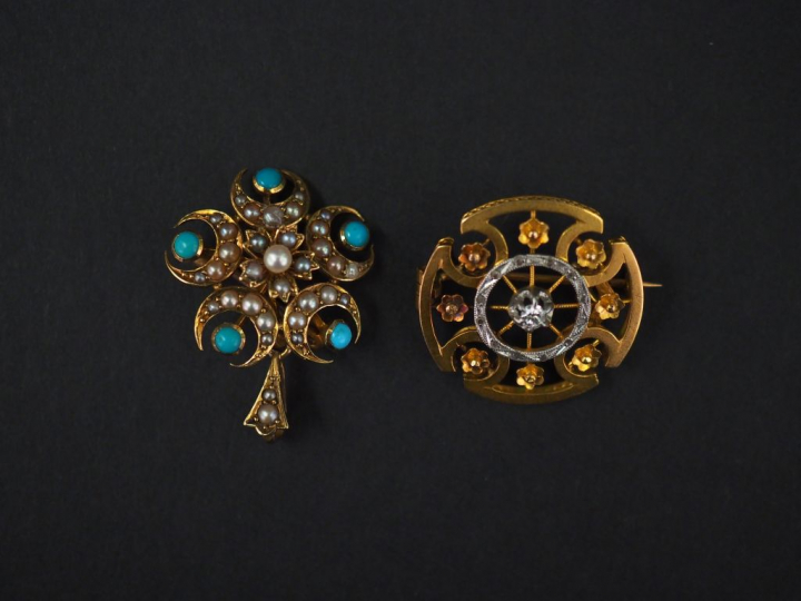 Broche ronde en or jaune, en forme de croix stylisée, sertie en son ce