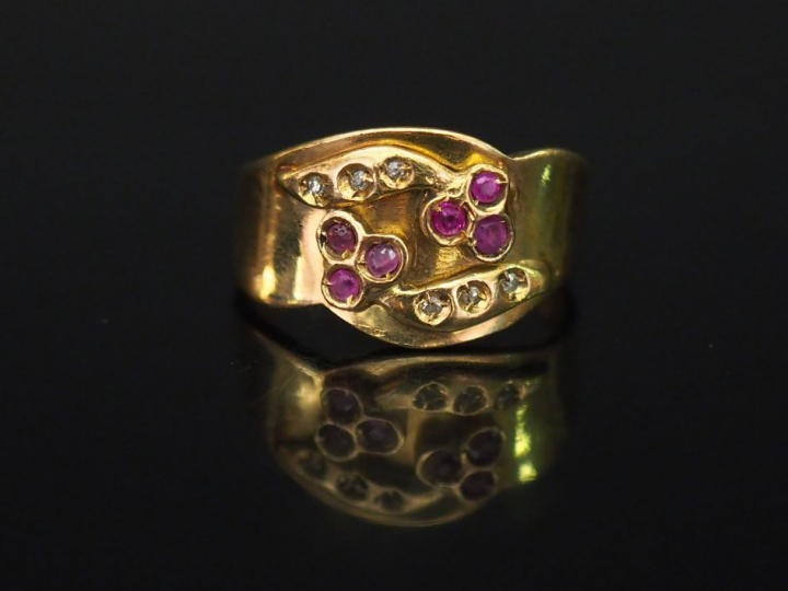 Bague en or jaune, à décor de deux trèfles à trois feuilles sertis de 