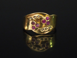 Vente aux enchères Bague en or jaune, à décor de deux trèfles à trois feuilles sertis de 