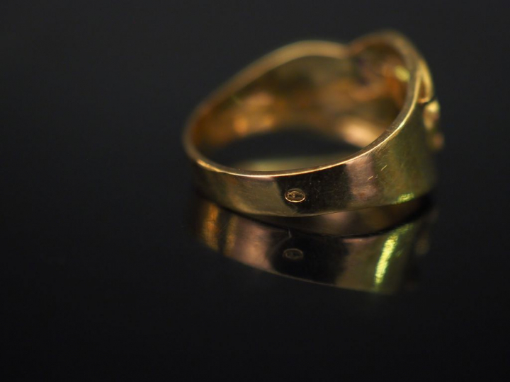 Bague en or jaune, à décor de deux trèfles à trois feuilles sertis de 