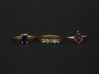 Vente aux enchères Ensemble comprenant :  - une bague jonc en or jaune, sertie d'une lign