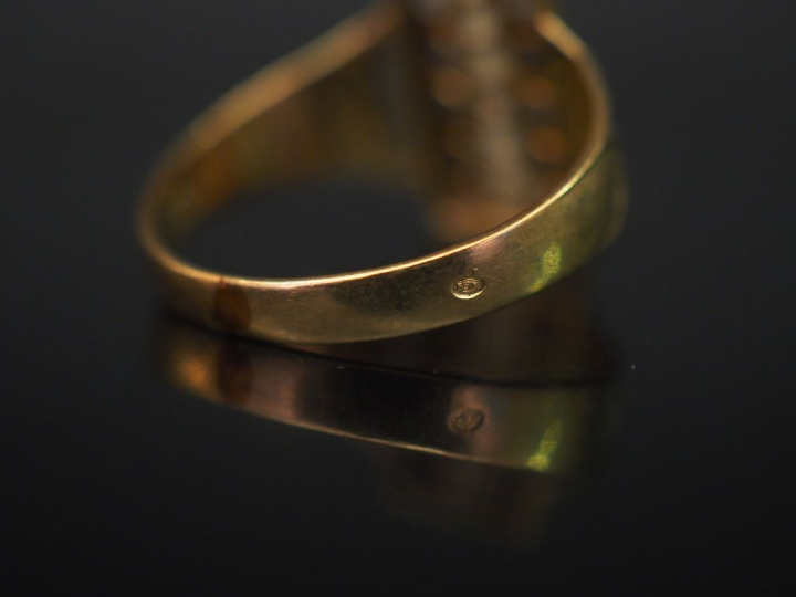 Bague en or jaune, sertie d'une ligne de perles blanches épaulée de de