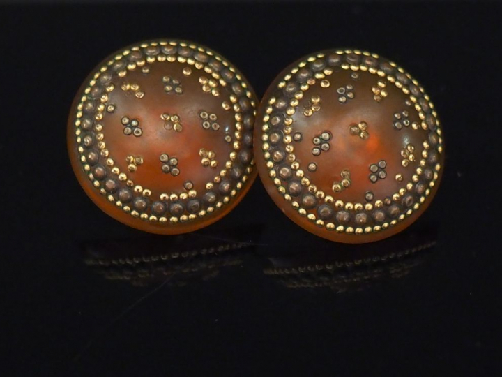 Paire de boucles d’oreilles en or jaune, composition et métal, à décor