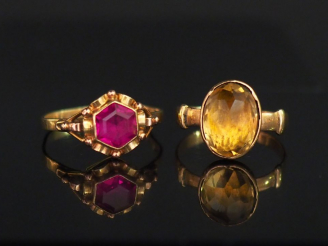 Vente aux enchères Ensemble comprenant :  - une bague en or jaune, sertie en son centre d