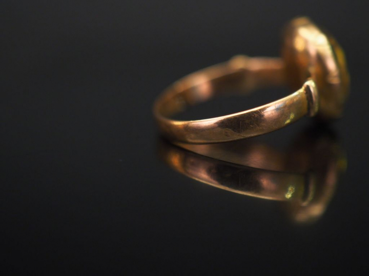 Ensemble comprenant :  - une bague en or jaune, sertie en son centre d