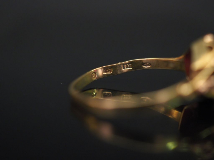 Ensemble comprenant :  - une bague en or jaune, sertie en son centre d