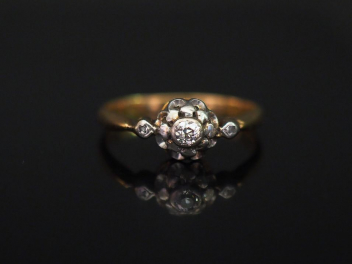 Petite bague en or jaune, à décor d'un motif de fleur, sertie en son c