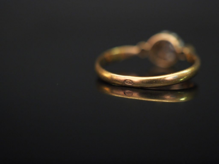 Petite bague en or jaune, à décor d'un motif de fleur, sertie en son c