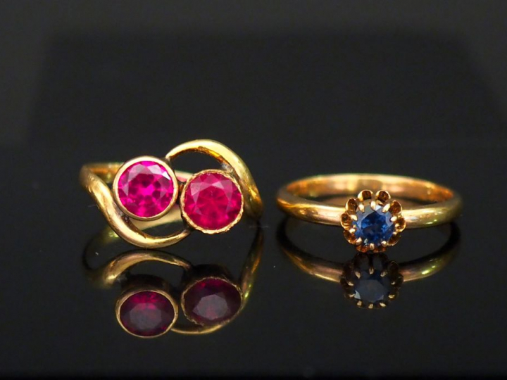 Ensemble comprenant :  - une bague de forme stylisée en or jaune, sert