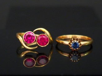 Vente aux enchères Ensemble comprenant :  - une bague de forme stylisée en or jaune, sert