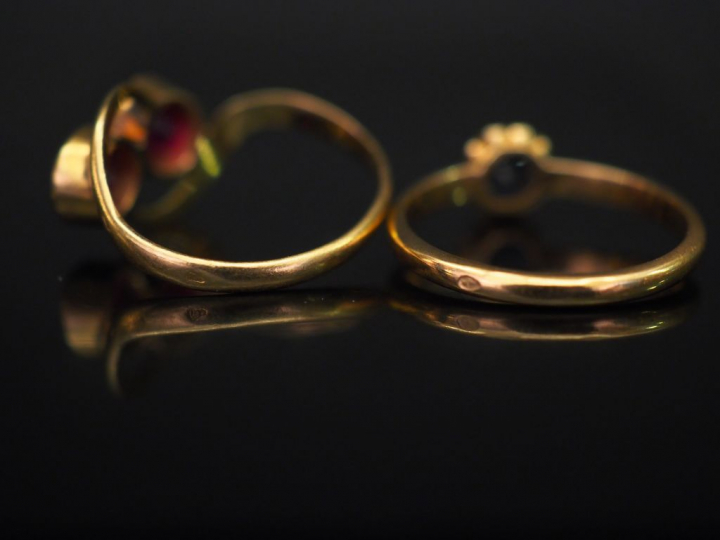 Ensemble comprenant :  - une bague de forme stylisée en or jaune, sert