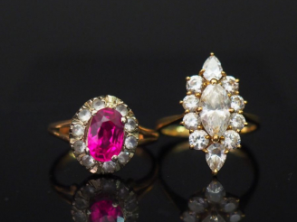 Vente aux enchères Ensemble comprenant :  - une bague de forme marguerite en or jaune, se