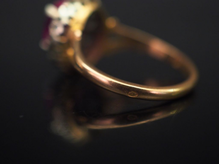 Ensemble comprenant :  - une bague de forme marguerite en or jaune, se